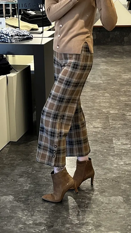 Dame mit auffälliger Hose und Stiefel