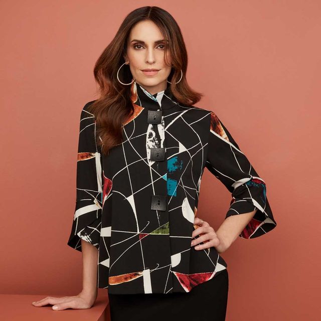 Dame mit modischer Bluse
