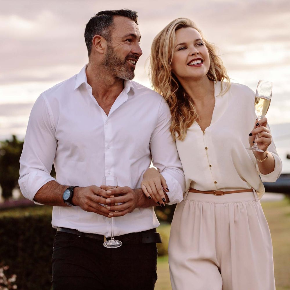 Mann und Frau elegant gekleidet